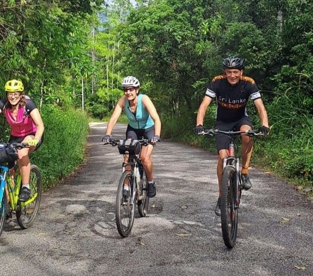 Cycle e-bike tours on the Sri Lanka - Classic cycling tour
