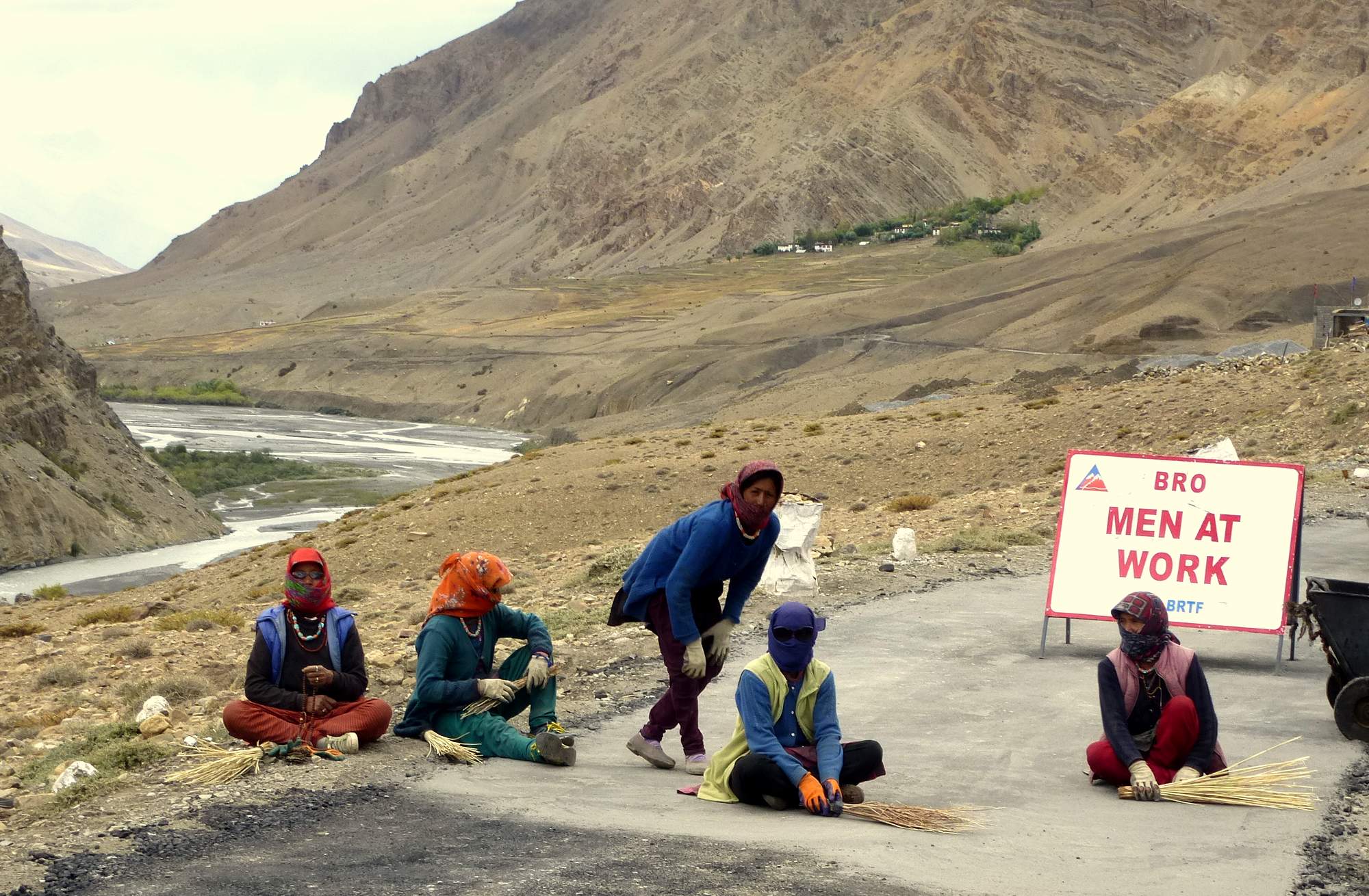 women at work India Himalaya
